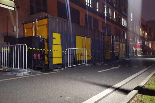 英德柴油发电机组的输出电压是如何调节的？