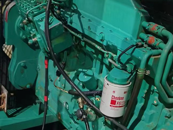 英德如何确定新的发电机组控制系统是否与原系统兼容？